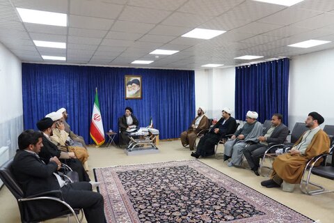 تصاویر دیدار مدیر و کارکنان حوزه علمیه لرستان با نماینده ولی فقیه در استان