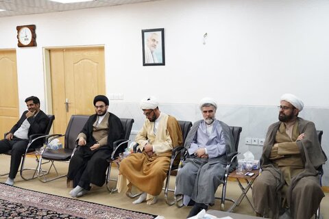 تصاویر دیدار مدیر و کارکنان حوزه علمیه لرستان با نماینده ولی فقیه در استان