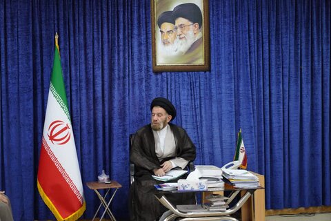 تصاویر دیدار مدیر و کارکنان حوزه علمیه لرستان با نماینده ولی فقیه در استان