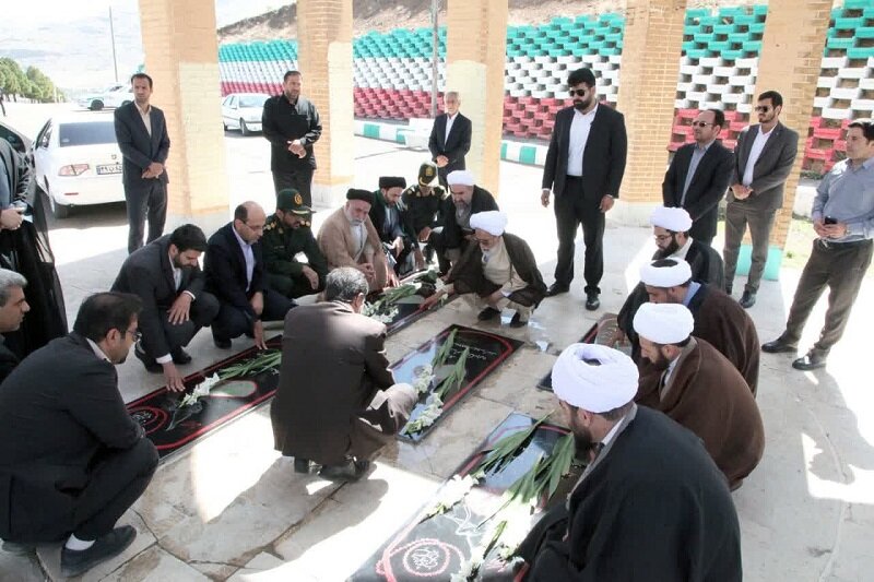 تجدید میثاق نماینده ولی‌فقیه در استان کرمانشاه با شهدای گمنام سنقر و کلیایی