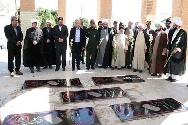 تجدید میثاق نماینده ولی‌فقیه در استان کرمانشاه با شهدای گمنام سنقر و کلیایی