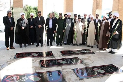 تجدید میثاق نماینده ولی‌فقیه در استان کرمانشاه با شهدای گمنام سنقر و کلیایی+ عکس