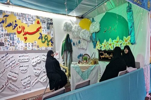 میزبانی غرفه‌های بهاری مدرسه علمیه نرجسیه سنقر و کلیایی از مسافران و همشهریان+ عکس