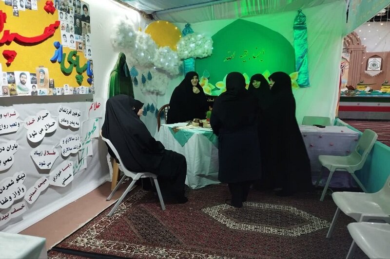 میزبانی غرفه‌های بهاری مدرسه علمیه نرجسیه سنقر و کلیایی از مسافران و همشهریان+ تصاویر