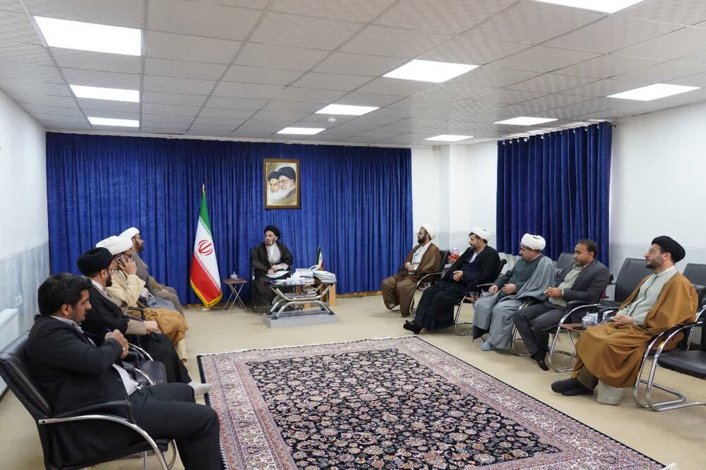 تصاویر/ دیدار مدیر و کارکنان حوزه علمیه لرستان با نماینده ولی فقیه در استان