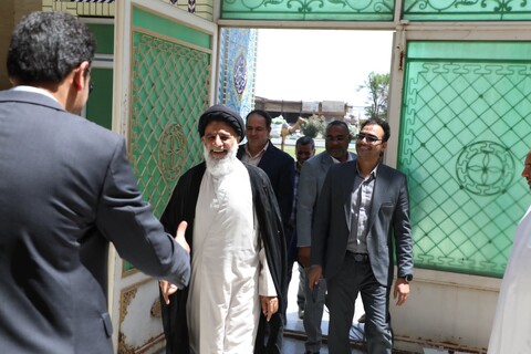 اقامه نماز جماعت دانش آموزی شهرستان کارون به امامت نماینده ولی فقیه در خوزستان