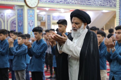 اقامه نماز جماعت دانش آموزی شهرستان کارون به امامت نماینده ولی فقیه در خوزستان