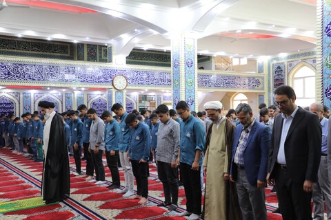 اقامه نماز جماعت دانش آموزی شهرستان کارون به امامت نماینده ولی فقیه در خوزستان