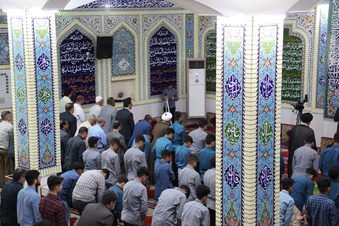 اقامه نماز جماعت دانش آموزی شهرستان کارون به امامت نماینده ولی فقیه در خوزستان