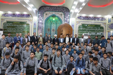 اقامه نماز جماعت دانش آموزی شهرستان کارون به امامت نماینده ولی فقیه در خوزستان