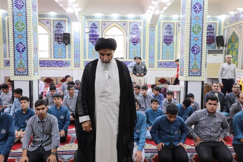 اقامه نماز جماعت دانش آموزی شهرستان کارون به امامت نماینده ولی فقیه در خوزستان