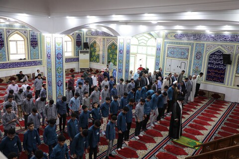 اقامه نماز جماعت دانش آموزی شهرستان کارون به امامت نماینده ولی فقیه در خوزستان