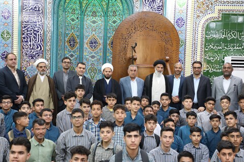 اقامه نماز جماعت دانش آموزی شهرستان کارون به امامت نماینده ولی فقیه در خوزستان