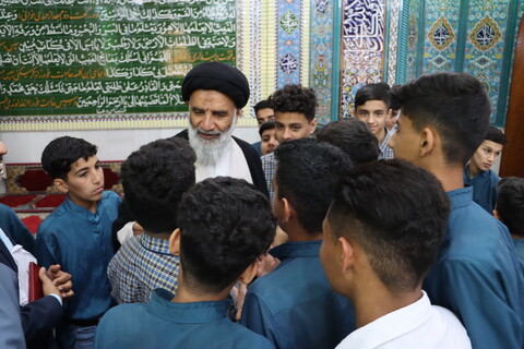 اقامه نماز جماعت دانش آموزی شهرستان کارون به امامت نماینده ولی فقیه در خوزستان