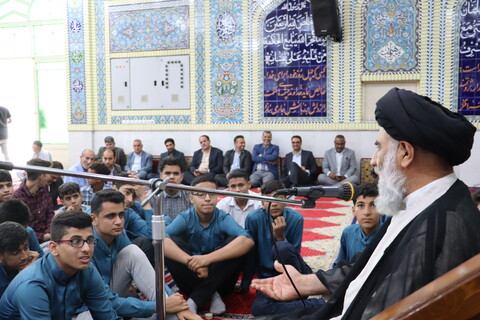 اقامه نماز جماعت دانش آموزی شهرستان کارون به امامت نماینده ولی فقیه در خوزستان