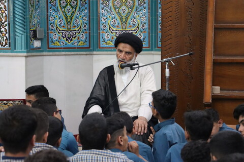 اقامه نماز جماعت دانش آموزی شهرستان کارون به امامت نماینده ولی فقیه در خوزستان