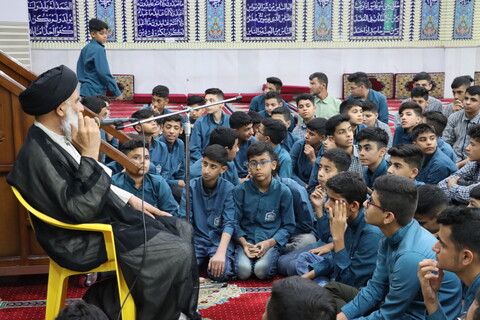 اقامه نماز جماعت دانش آموزی شهرستان کارون به امامت نماینده ولی فقیه در خوزستان