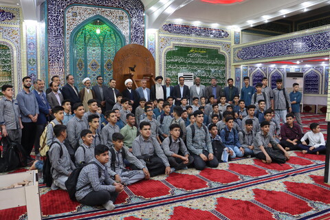 اقامه نماز جماعت دانش آموزی شهرستان کارون به امامت نماینده ولی فقیه در خوزستان