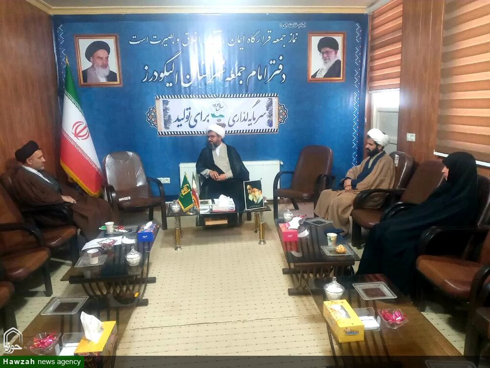 نشست هم‌اندیشی مدیر حوزه علمیه خواهران لرستان با امام جمعه الیگودرز