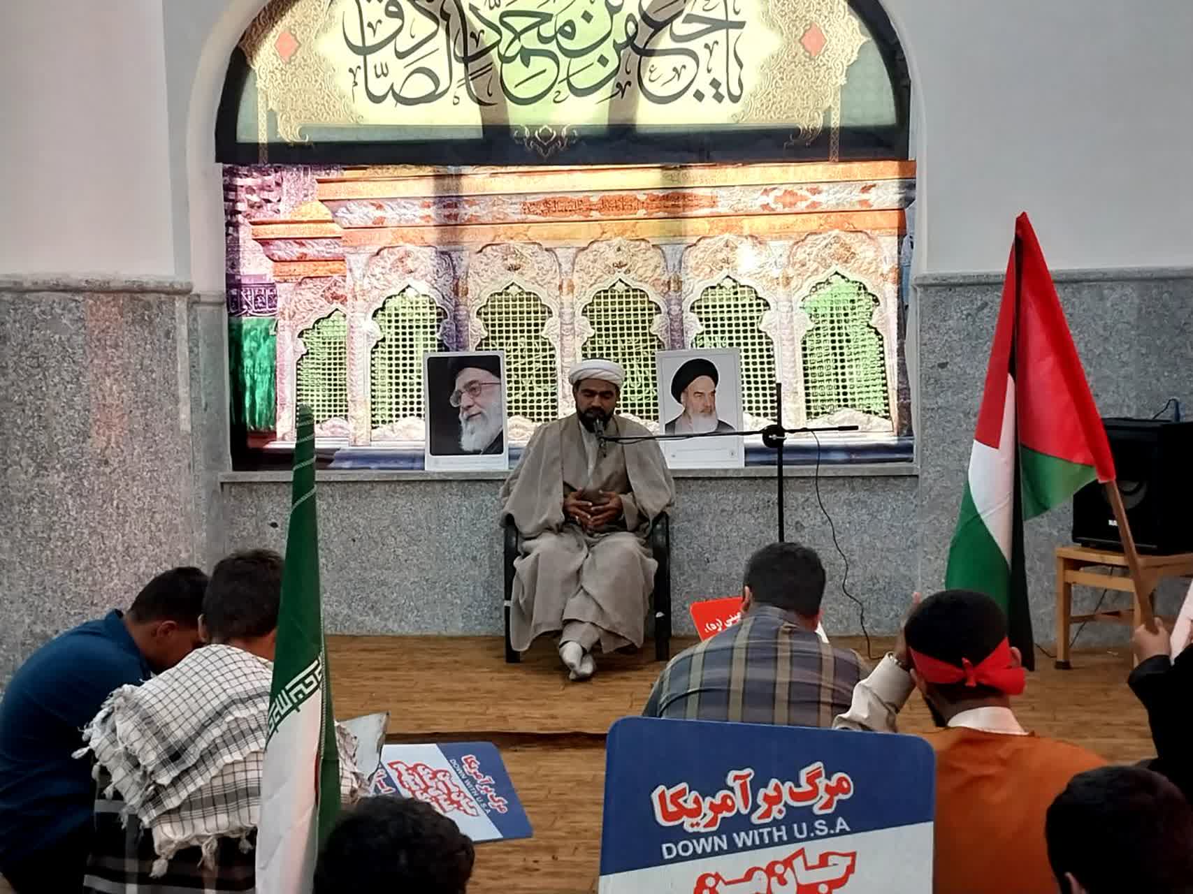 تجمع طلاب مدرسه علمیه حضرت ولی‌عصر(عج) بندرعباس در اعتراض به جنایات رژیم صهیونیستی+عکس