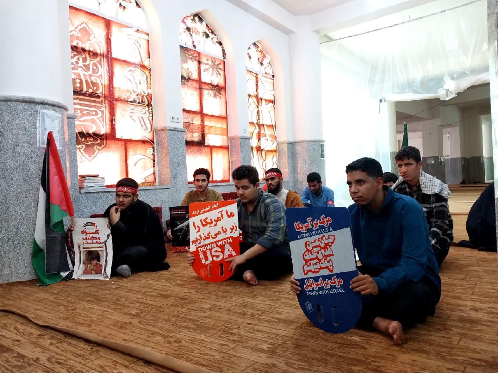 تجمع طلاب مدرسه علمیه حضرت ولی عصر (عج) بندرعباس در اعتراض به جنایات رژیم صهیونیستی+تصاویر