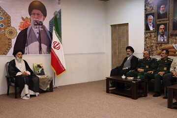 سعادت انسان در ازای اطاعت از فرمان خداوند است+تصاویر