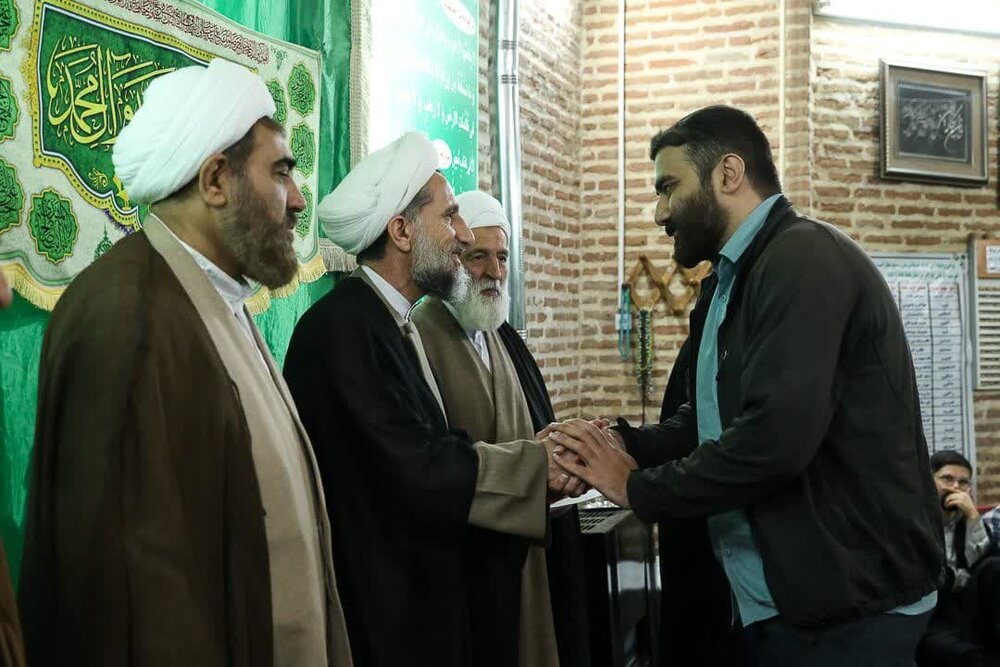 برای تقویت نظام مقدس جمهوری اسلامی همه باید در کنار هم قرار بگیریم