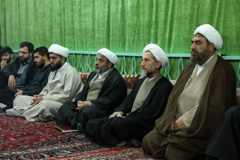 برای تقویت نظام مقدس جمهوری اسلامی همه باید در کنار هم قرار بگیریم