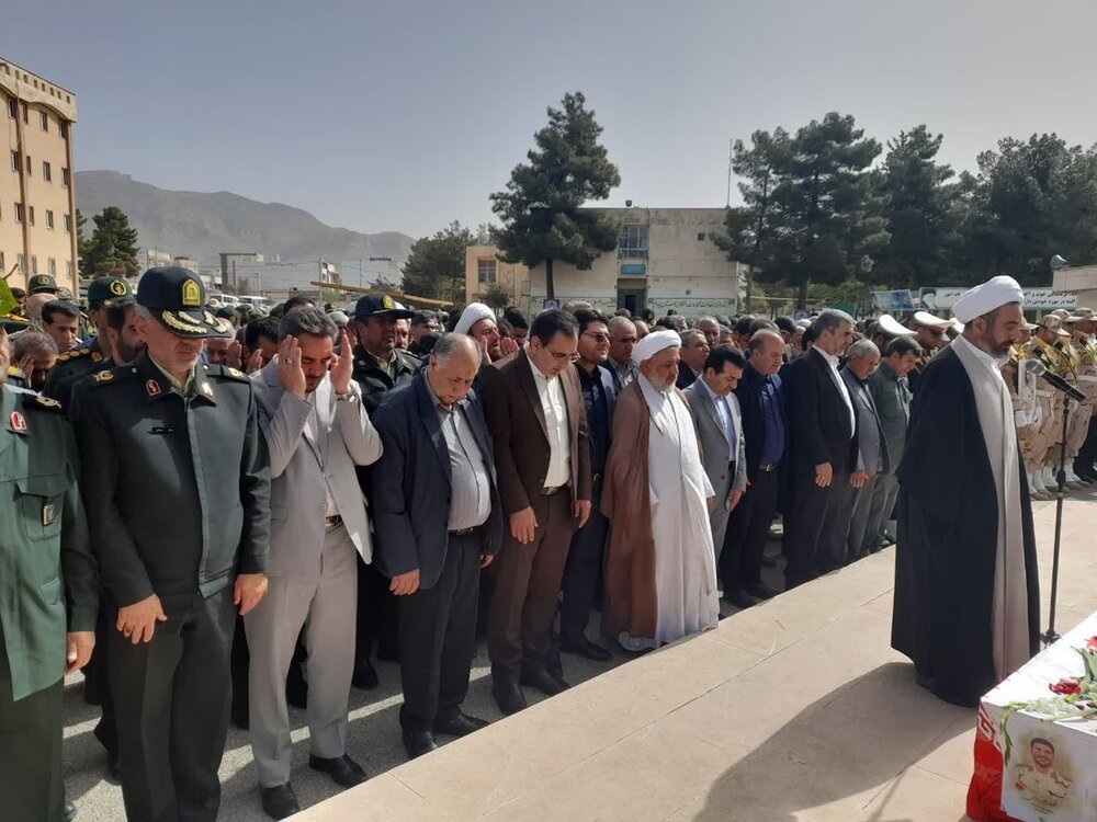 تصاویر/ اقامه نماز بر پیکر شهدای مرزبانی ایلام