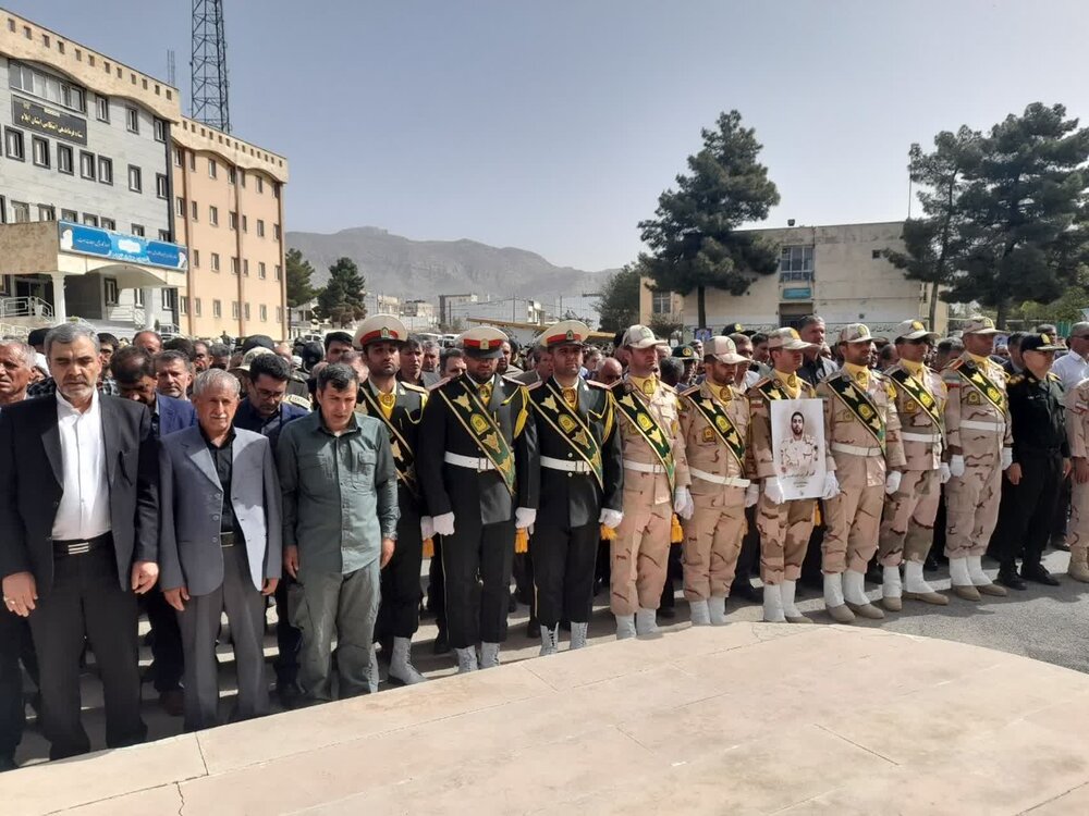 تصاویر/ اقامه نماز بر پیکر شهدای مرزبانی ایلام