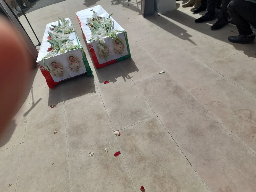 تصاویر/ اقامه نماز بر پیکر شهدای مرزبانی ایلام