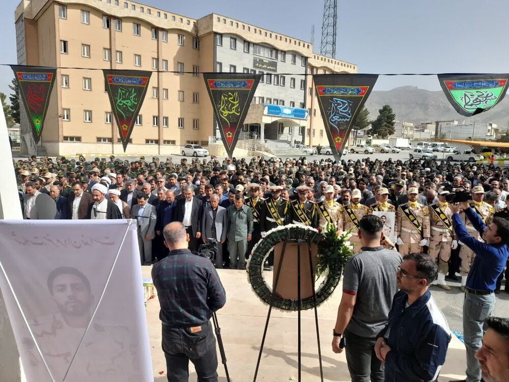 تصاویر/ اقامه نماز بر پیکر شهدای مرزبانی ایلام