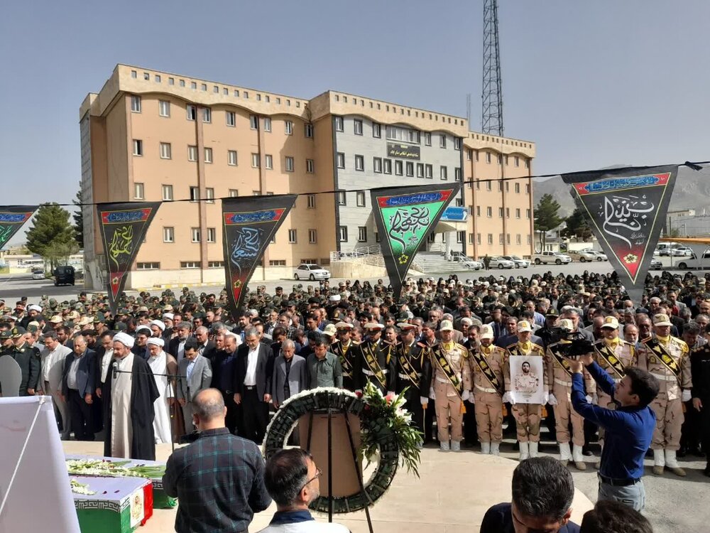تصاویر/ اقامه نماز بر پیکر شهدای مرزبانی ایلام