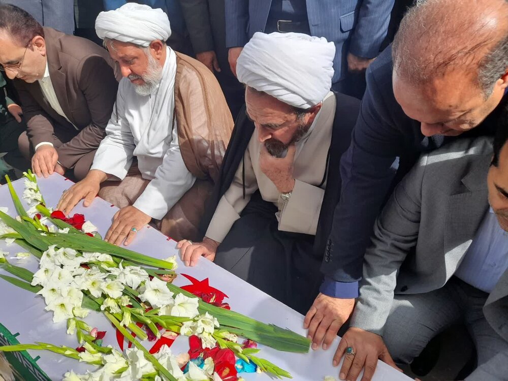 تصاویر/ اقامه نماز بر پیکر شهدای مرزبانی ایلام