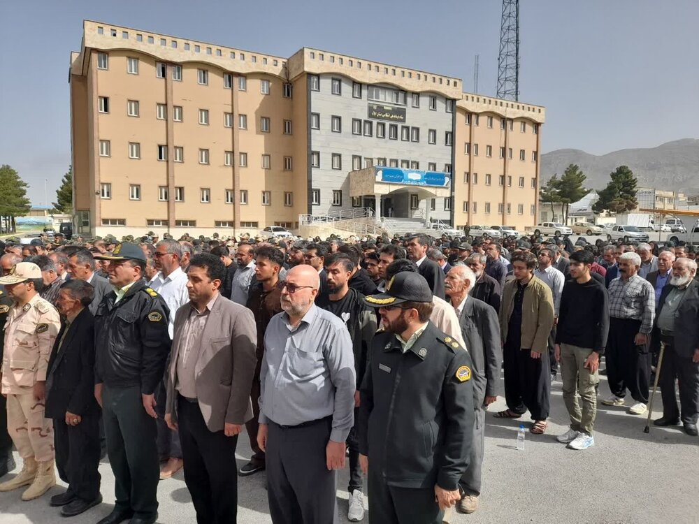 تصاویر/ اقامه نماز بر پیکر شهدای مرزبانی ایلام