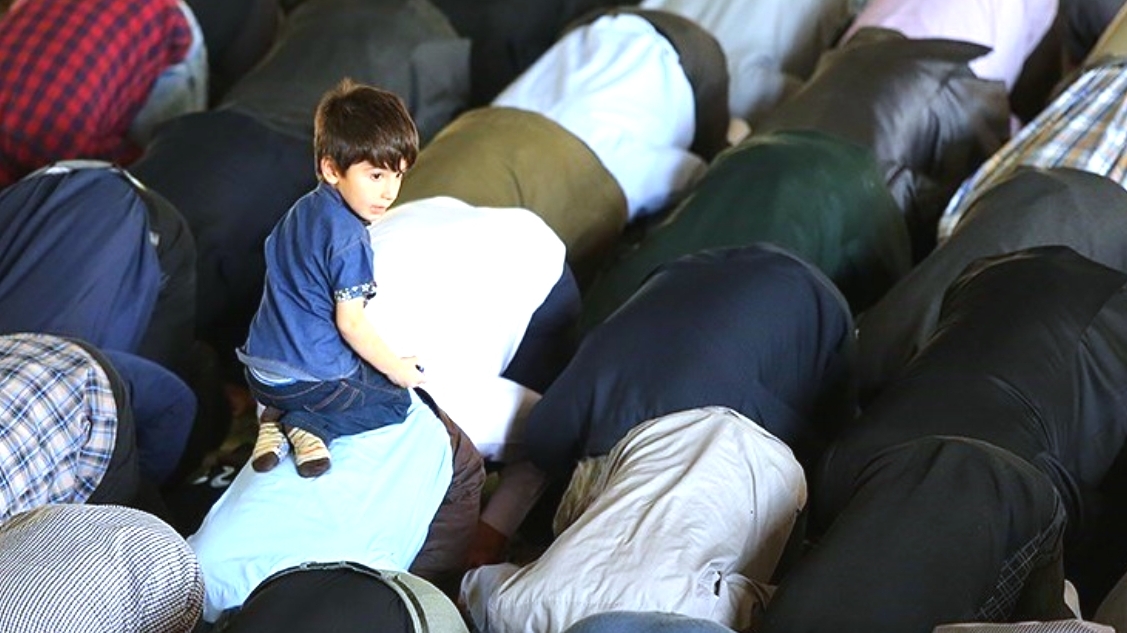 Porter un enfant pendant la prière