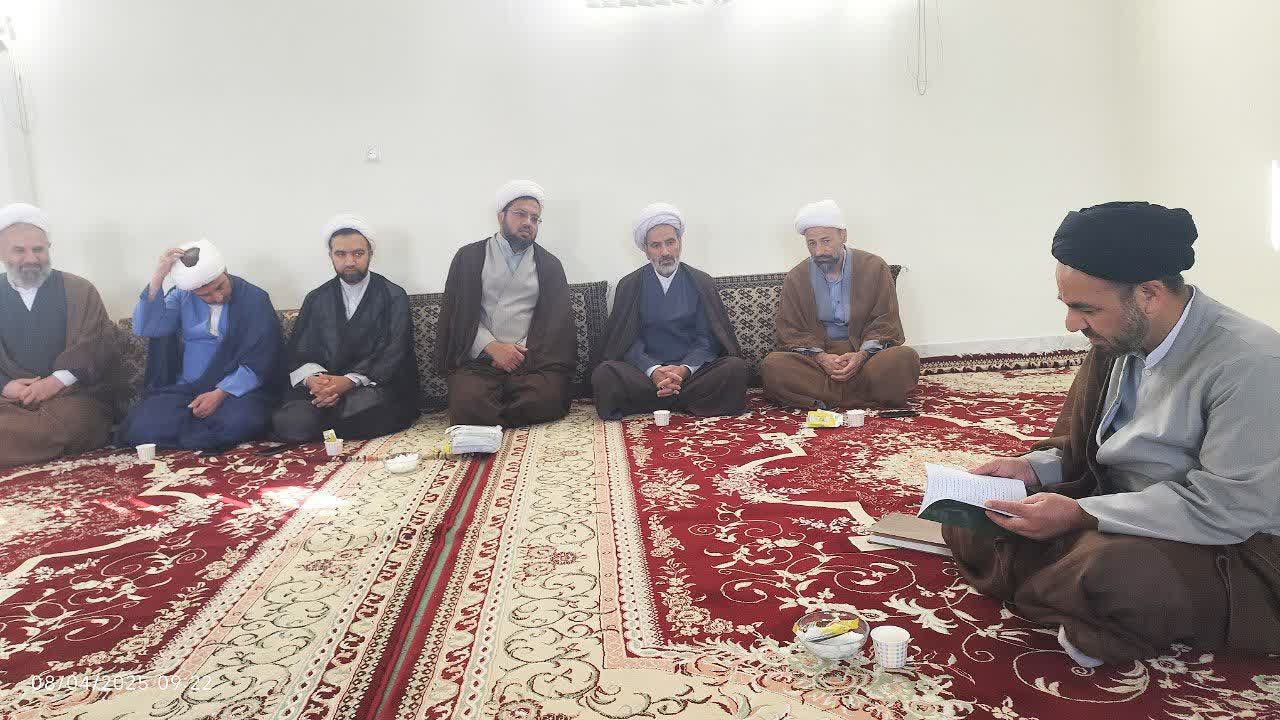 دیدار کادر مدرسه علمیه امام خمینی(ره) خمین با امام جمعه شهرستان
