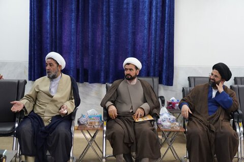 تصاویر دیدار مسئول دفتر حوزه نمایندگی ولی فقیه و جمعی از روحانیون فرهنگی مستقر در سپاه پاسداران استان با نماینده ولی فقیه در لرستان
