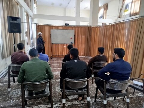 تصاویر/برگزاری دوره آموزش مقاله نویسی و پایان نامه نویسی در مدرسه علمیه کامیاران