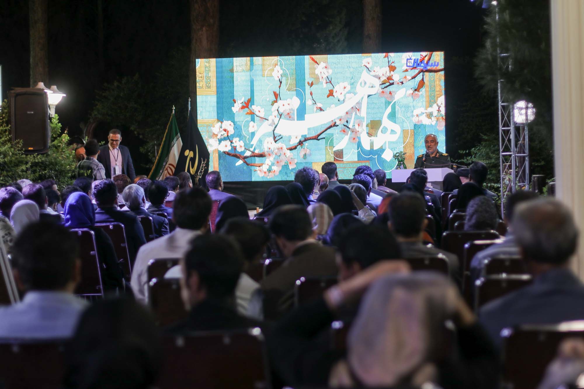 نقش هنرمندان در خنثی سازی توطئه های دشمن بی بدیل است
