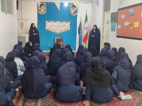 تصاویر/بازدید دانش آموزان مدرسه رضوان از مدرسه علمیه الهیه ساوه