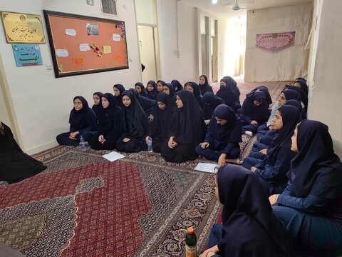 تصاویر/بازدید دانش آموزان مدرسه رضوان از مدرسه علمیه الهیه ساوه