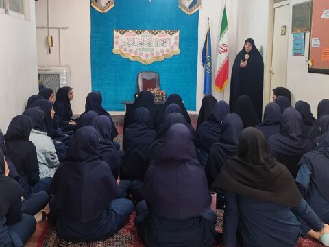 تصاویر/بازدید دانش آموزان مدرسه رضوان از مدرسه علمیه الهیه ساوه