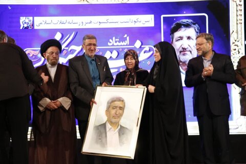 تصاویر آیین نکوداشت پیشکسوت هنر و رسانه لرستان