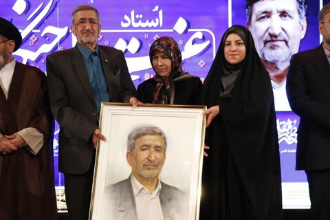 تصاویر آیین نکوداشت پیشکسوت هنر و رسانه لرستان