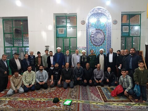 حضور میدانی اعضای قرارگاه پشتیبانی مساجد اليگودرز در جمع نمازگزاران مسجد شهید آیت‌الله سید مصطفی خمینی(ره)