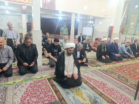 حضور میدانی اعضای قرارگاه پشتیبانی مساجد اليگودرز در جمع نمازگزاران مسجد شهید آیت‌الله سید مصطفی خمینی(ره)