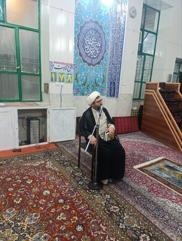 حضور میدانی اعضای قرارگاه پشتیبانی مساجد اليگودرز در جمع نمازگزاران مسجد شهید آیت‌الله سید مصطفی خمینی(ره)