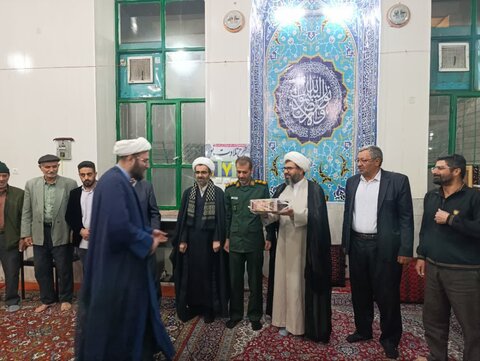 حضور میدانی اعضای قرارگاه پشتیبانی مساجد اليگودرز در جمع نمازگزاران مسجد شهید آیت‌الله سید مصطفی خمینی(ره)