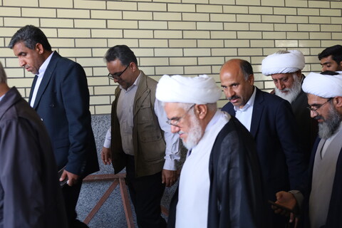 تصاویر/ بازدید نماینده ولی فقیه. مدیر حوزه علمیه و استاندار هرمزگان از مدرسه علمیه امام علی  (ع) میناب